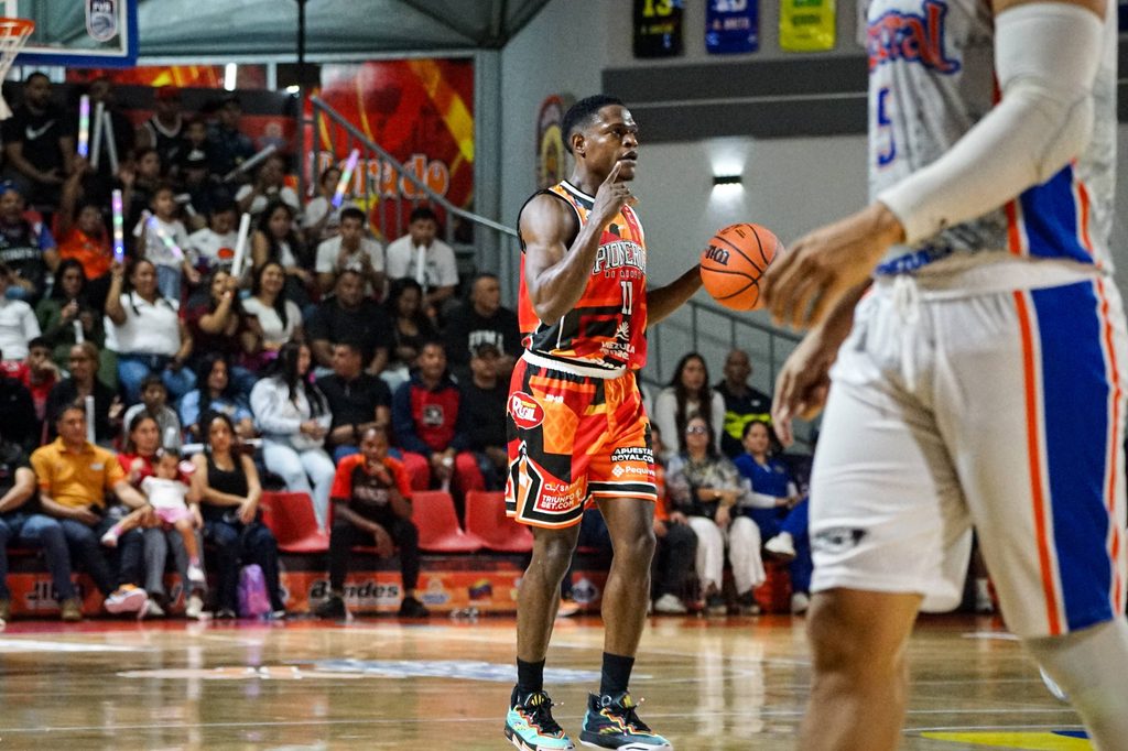 Pioneros tropieza en su debut en la LSB