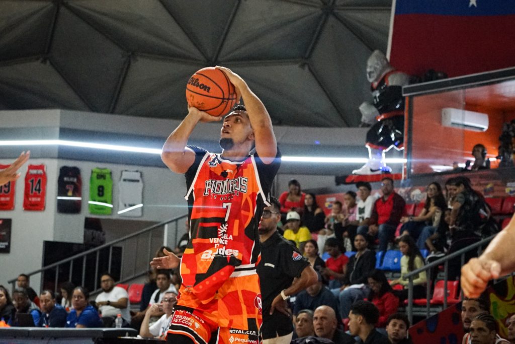 Pioneros regresó al triunfo y se llevó el primero ante Costaneros